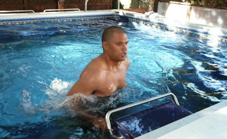 Picture of a contestant of NBC's Biggest Loser running on the Underwater Treadmill of a Dual Propulsion Endless Pools model